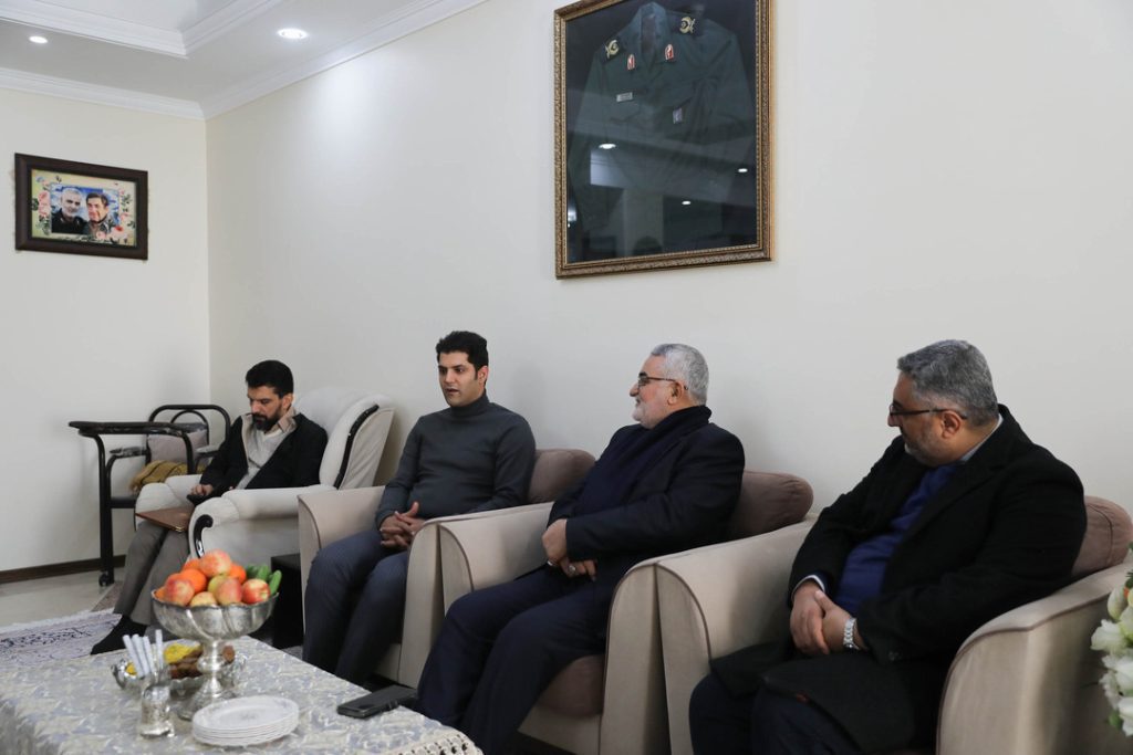 202A8926 دیدار علاءالدین بروجردی با خانواده شهید پورجعفری یار دیرین حاج قاسم دیدار علاءالدین بروجردی با خانواده شهید پورجعفری یار دیرین حاج قاسم