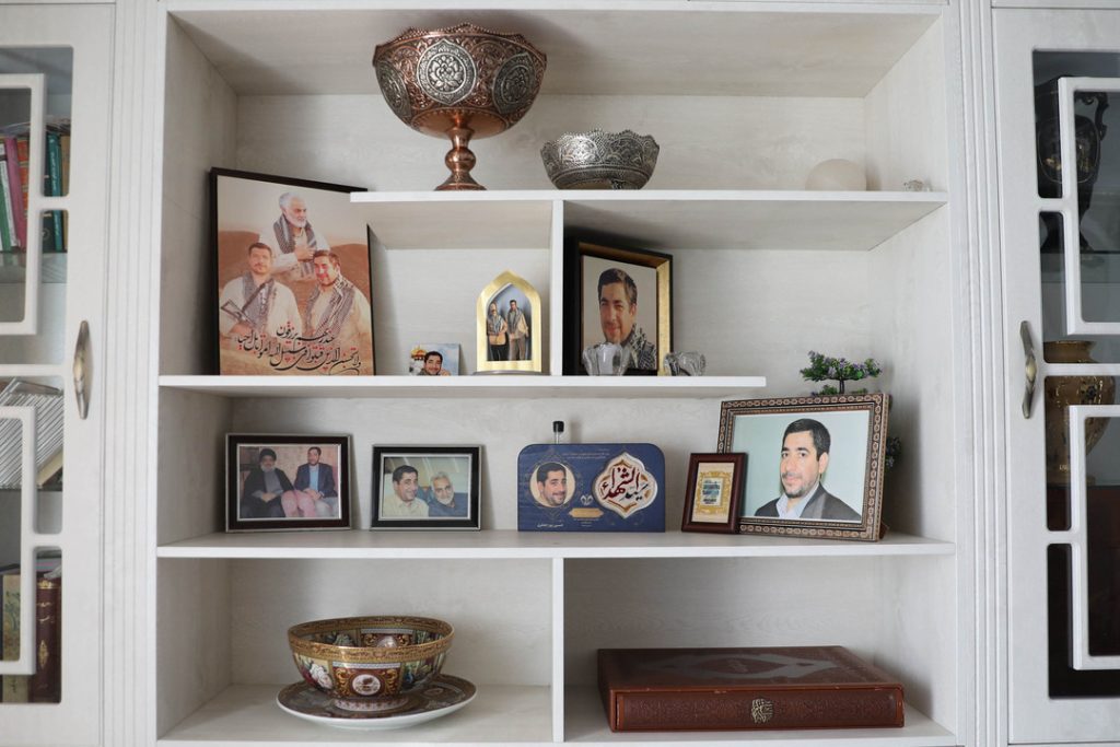 202A8981 دیدار علاءالدین بروجردی با خانواده شهید پورجعفری یار دیرین حاج قاسم دیدار علاءالدین بروجردی با خانواده شهید پورجعفری یار دیرین حاج قاسم
