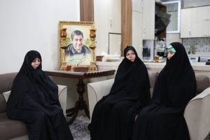 202A8997 دیدار علاءالدین بروجردی با خانواده شهید پورجعفری یار دیرین حاج قاسم دیدار علاءالدین بروجردی با خانواده شهید پورجعفری یار دیرین حاج قاسم