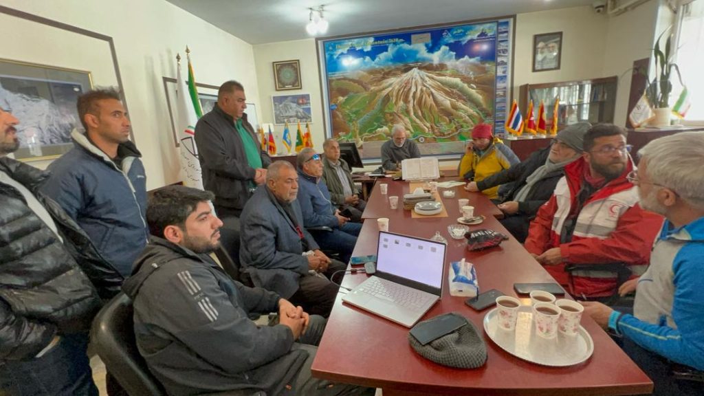14031122 Koohnavard 05 عزیمت علاءالدین بروجردی به پلور برای پیگیری عملیات نجات کوهنوردان لارستانی عزیمت علاءالدین بروجردی به پلور برای پیگیری عملیات نجات کوهنوردان لارستانی