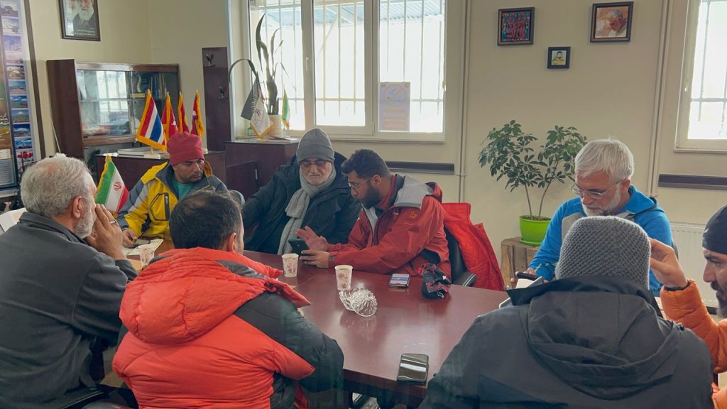 14031122 Koohnavard 13 عزیمت علاءالدین بروجردی به پلور برای پیگیری عملیات نجات کوهنوردان لارستانی عزیمت علاءالدین بروجردی به پلور برای پیگیری عملیات نجات کوهنوردان لارستانی