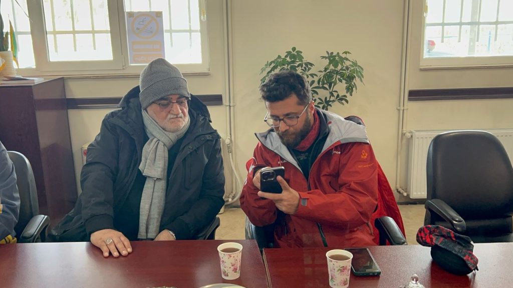 14031122 Koohnavard 18 عزیمت علاءالدین بروجردی به پلور برای پیگیری عملیات نجات کوهنوردان لارستانی عزیمت علاءالدین بروجردی به پلور برای پیگیری عملیات نجات کوهنوردان لارستانی