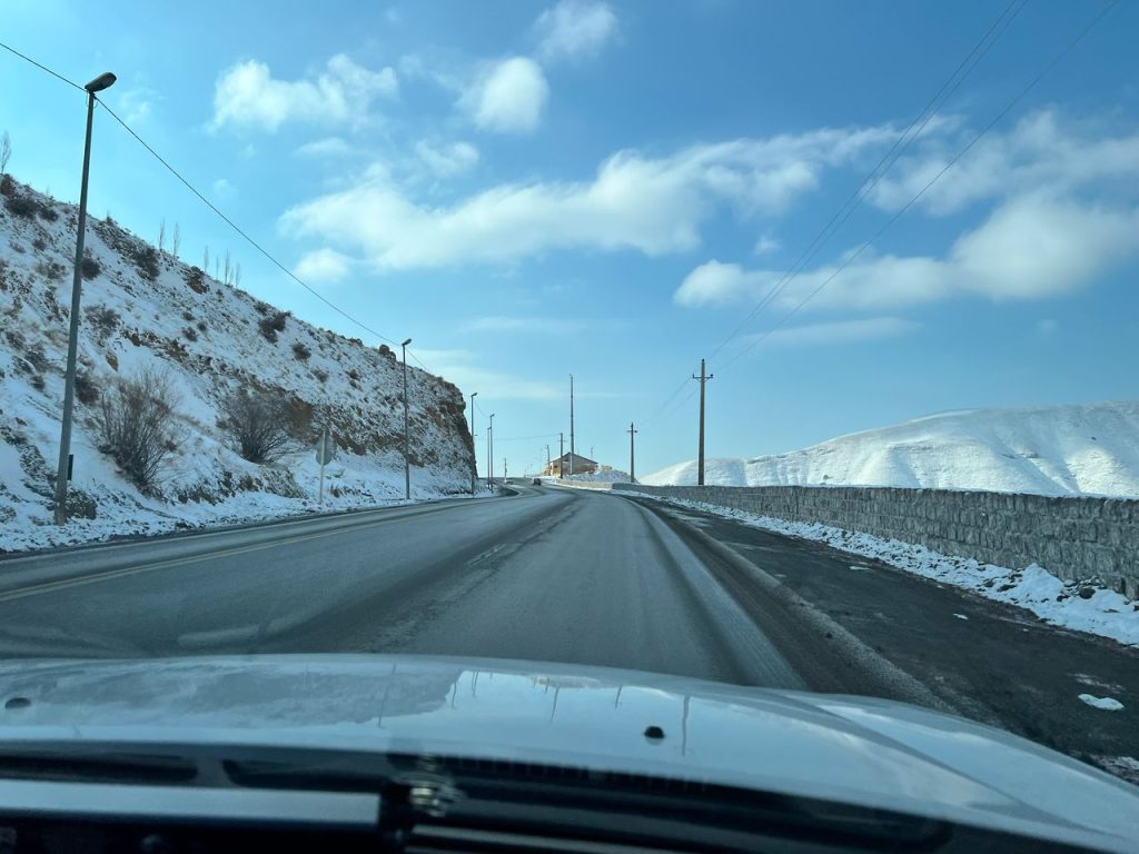 14031122 Koohnavard 19 عزیمت علاءالدین بروجردی به پلور برای پیگیری عملیات نجات کوهنوردان لارستانی عزیمت علاءالدین بروجردی به پلور برای پیگیری عملیات نجات کوهنوردان لارستانی