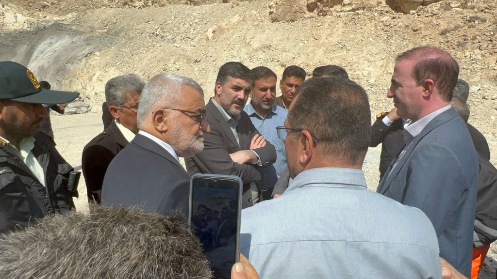 14031203 AkbariS ToonelVahdat 01 سفر معاون محترم وزیر راه و شهرسازی همراه با علاءالدین بروجردی به لارستان بزرگ | روز اول تونل وحدت در مسیر تکمیل؛ قول مساعد دکتر اکبری برای تأمین اعتبار ویژه و بهرهبرداری تا پنج ماه آینده