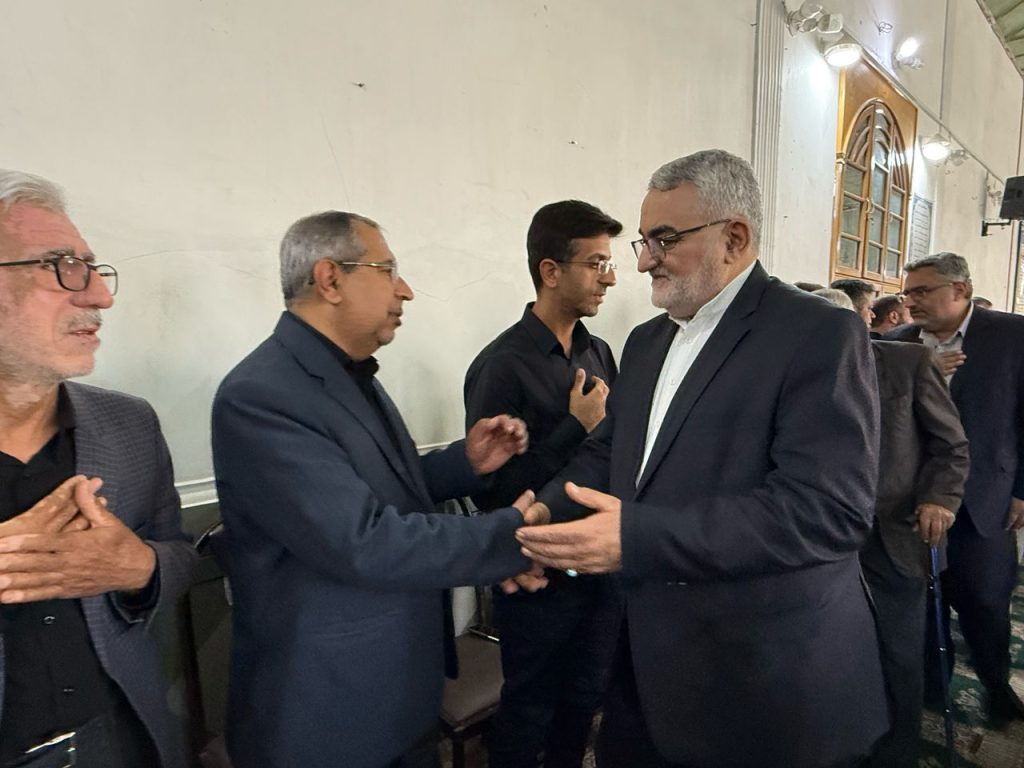 14040112 FateheKhani 03 حضور علاءالدین بروجردی در منازل کوهنوردان فقید و همدردی با خانوادههای آنان حضور علاءالدین بروجردی در منازل کوهنوردان فقید و همدردی با خانوادههای آنان