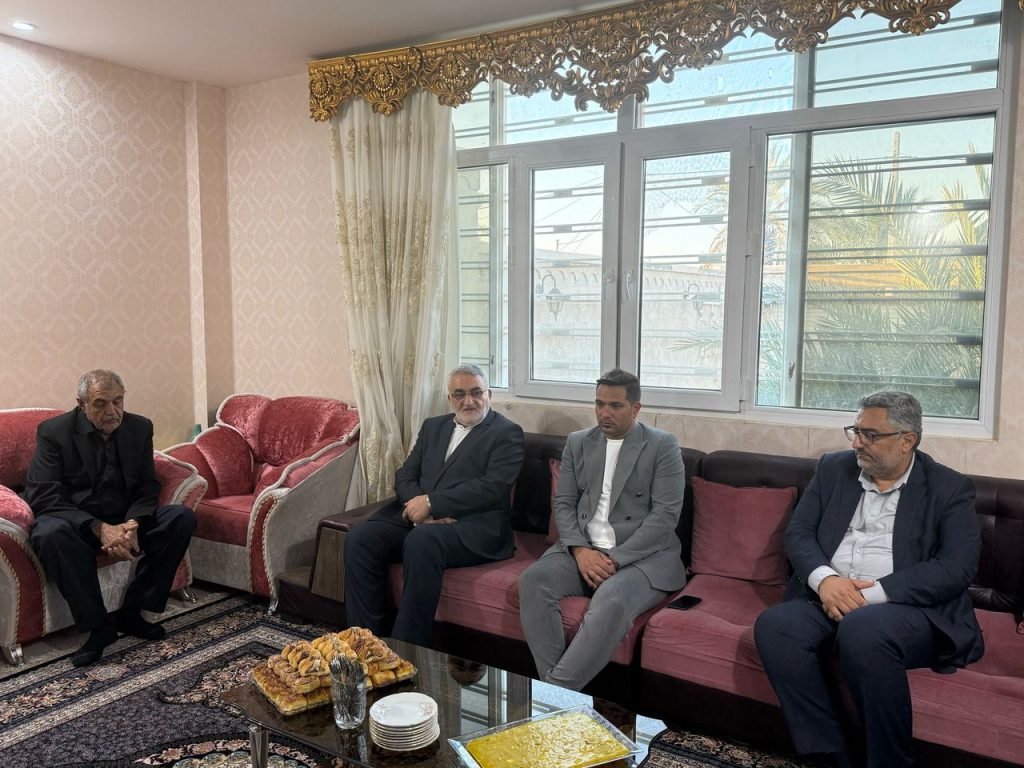14040112 KoohFesahat 01 حضور علاءالدین بروجردی در منازل کوهنوردان فقید و همدردی با خانوادههای آنان حضور علاءالدین بروجردی در منازل کوهنوردان فقید و همدردی با خانوادههای آنان
