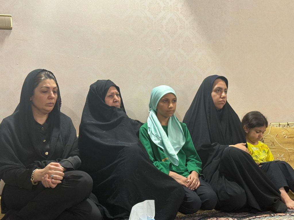 14040112 KoohFesahat 02 حضور علاءالدین بروجردی در منازل کوهنوردان فقید و همدردی با خانوادههای آنان حضور علاءالدین بروجردی در منازل کوهنوردان فقید و همدردی با خانوادههای آنان