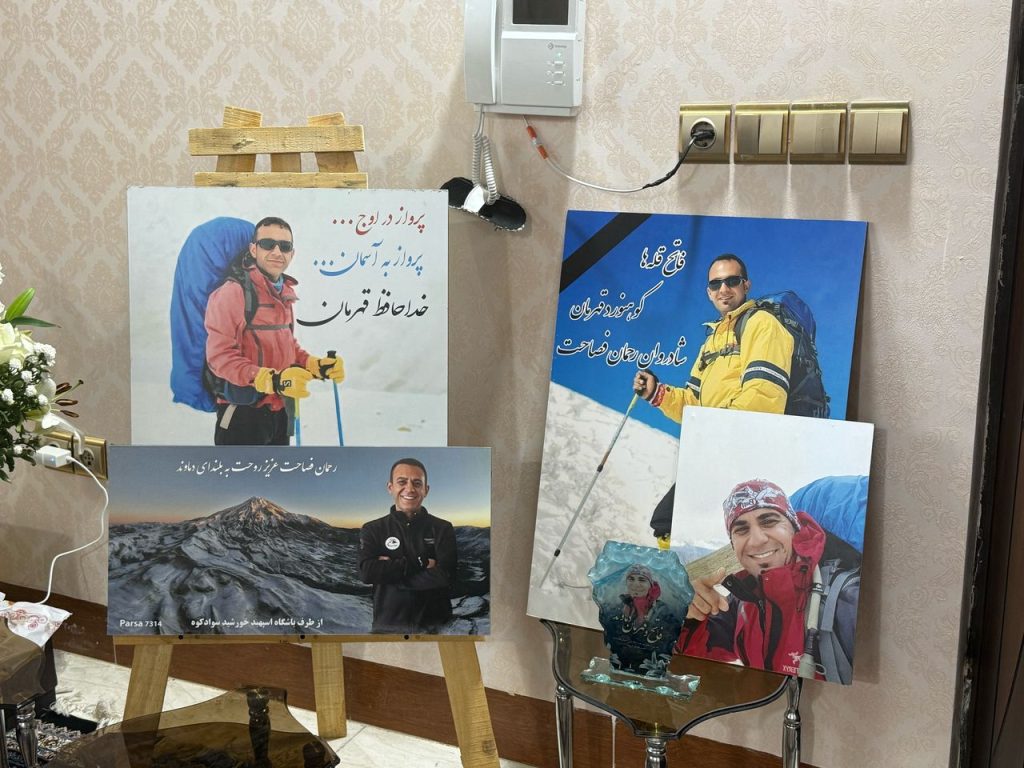 14040112 KoohFesahat 08 حضور علاءالدین بروجردی در منازل کوهنوردان فقید و همدردی با خانوادههای آنان حضور علاءالدین بروجردی در منازل کوهنوردان فقید و همدردی با خانوادههای آنان