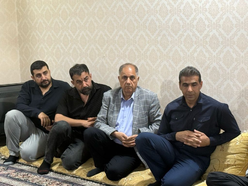 14040112 KoohFesahat 12 حضور علاءالدین بروجردی در منازل کوهنوردان فقید و همدردی با خانوادههای آنان حضور علاءالدین بروجردی در منازل کوهنوردان فقید و همدردی با خانوادههای آنان