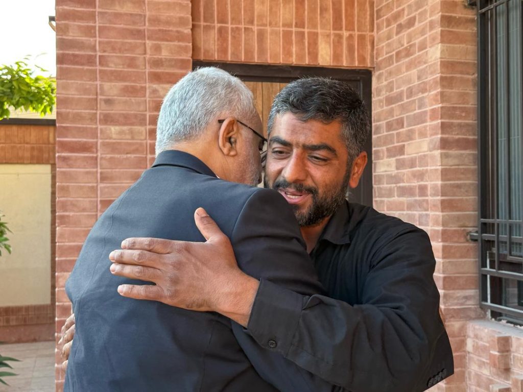 14040112 KoohKhooshechin 00 حضور علاءالدین بروجردی در منازل کوهنوردان فقید و همدردی با خانوادههای آنان حضور علاءالدین بروجردی در منازل کوهنوردان فقید و همدردی با خانوادههای آنان