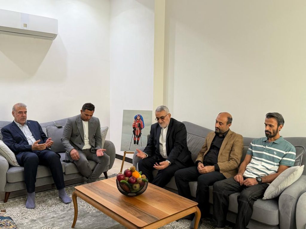 14040112 KoohKhooshechin 02 حضور علاءالدین بروجردی در منازل کوهنوردان فقید و همدردی با خانوادههای آنان حضور علاءالدین بروجردی در منازل کوهنوردان فقید و همدردی با خانوادههای آنان