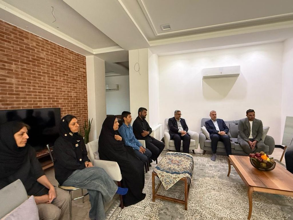 14040112 KoohKhooshechin 04 حضور علاءالدین بروجردی در منازل کوهنوردان فقید و همدردی با خانوادههای آنان حضور علاءالدین بروجردی در منازل کوهنوردان فقید و همدردی با خانوادههای آنان