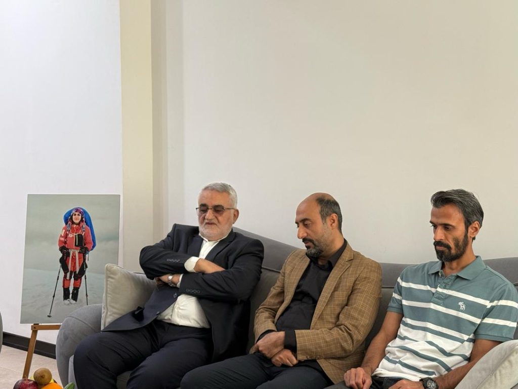 14040112 KoohKhooshechin 05 حضور علاءالدین بروجردی در منازل کوهنوردان فقید و همدردی با خانوادههای آنان حضور علاءالدین بروجردی در منازل کوهنوردان فقید و همدردی با خانوادههای آنان