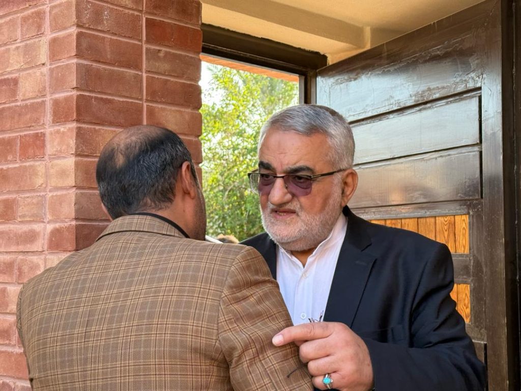 14040112 KoohKhooshechin 10 حضور علاءالدین بروجردی در منازل کوهنوردان فقید و همدردی با خانوادههای آنان حضور علاءالدین بروجردی در منازل کوهنوردان فقید و همدردی با خانوادههای آنان