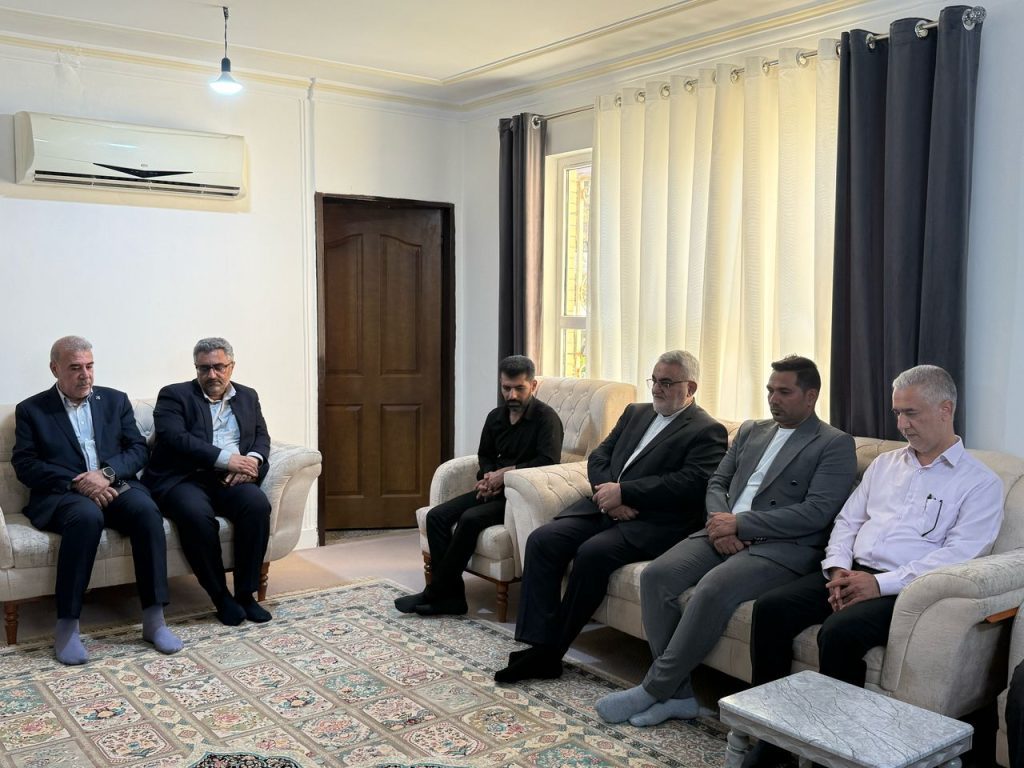14040112 KoohRanjbar 05 حضور علاءالدین بروجردی در منازل کوهنوردان فقید و همدردی با خانوادههای آنان حضور علاءالدین بروجردی در منازل کوهنوردان فقید و همدردی با خانوادههای آنان