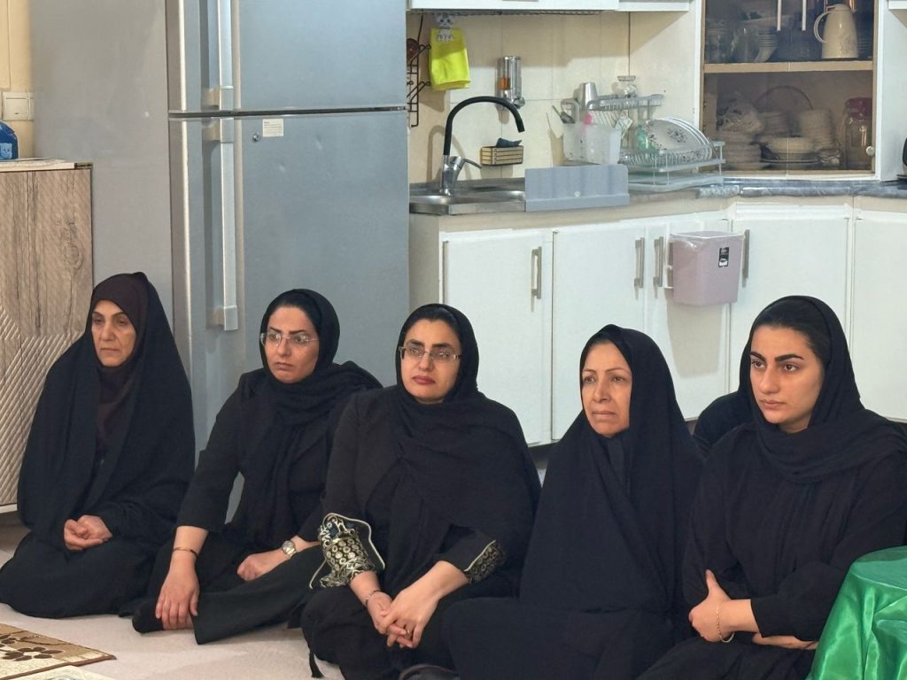 14040112 KoohRanjbar 07 حضور علاءالدین بروجردی در منازل کوهنوردان فقید و همدردی با خانوادههای آنان حضور علاءالدین بروجردی در منازل کوهنوردان فقید و همدردی با خانوادههای آنان