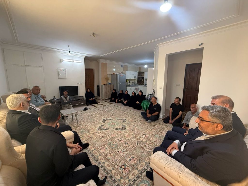 14040112 KoohRanjbar 08 حضور علاءالدین بروجردی در منازل کوهنوردان فقید و همدردی با خانوادههای آنان حضور علاءالدین بروجردی در منازل کوهنوردان فقید و همدردی با خانوادههای آنان