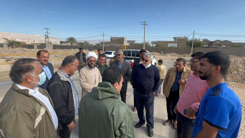 14040926 BeyramSeyl 02RoostaMGh 03 بازدید فوری بروجردی از مناطق سیلزده بیرم و دستور تجهیز فوری هلالاحمر بازدید فوری بروجردی از مناطق سیلزده بیرم و دستور تجهیز فوری هلالاحمر