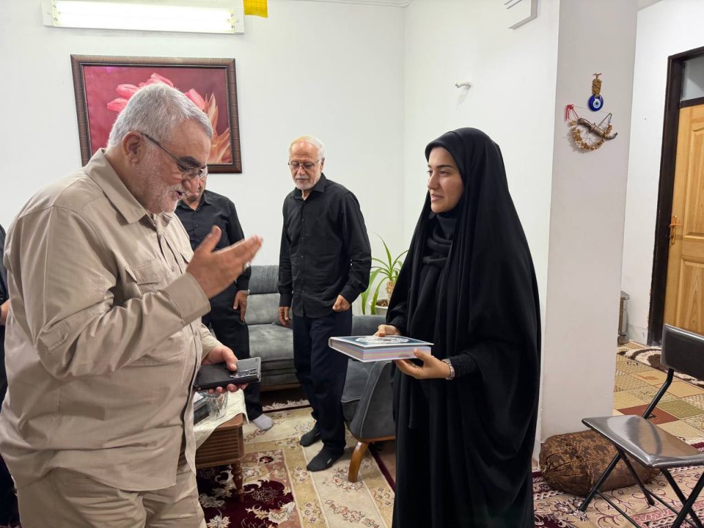 14050313 ShohadaRamezan Karimian 02 بروجردی با خانواده شهدای حمله تروریستی آمریکایی-صهیونی به لارستان دیدار کرد بروجردی با خانواده شهدای حمله تروریستی آمریکایی-صهیونی به لارستان دیدار کرد