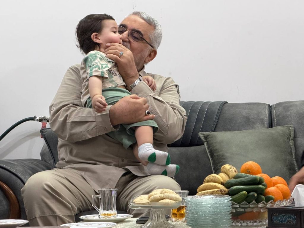 14050313 ShohadaRamezan Karimian 04 بروجردی با خانواده شهدای حمله تروریستی آمریکایی-صهیونی به لارستان دیدار کرد بروجردی با خانواده شهدای حمله تروریستی آمریکایی-صهیونی به لارستان دیدار کرد