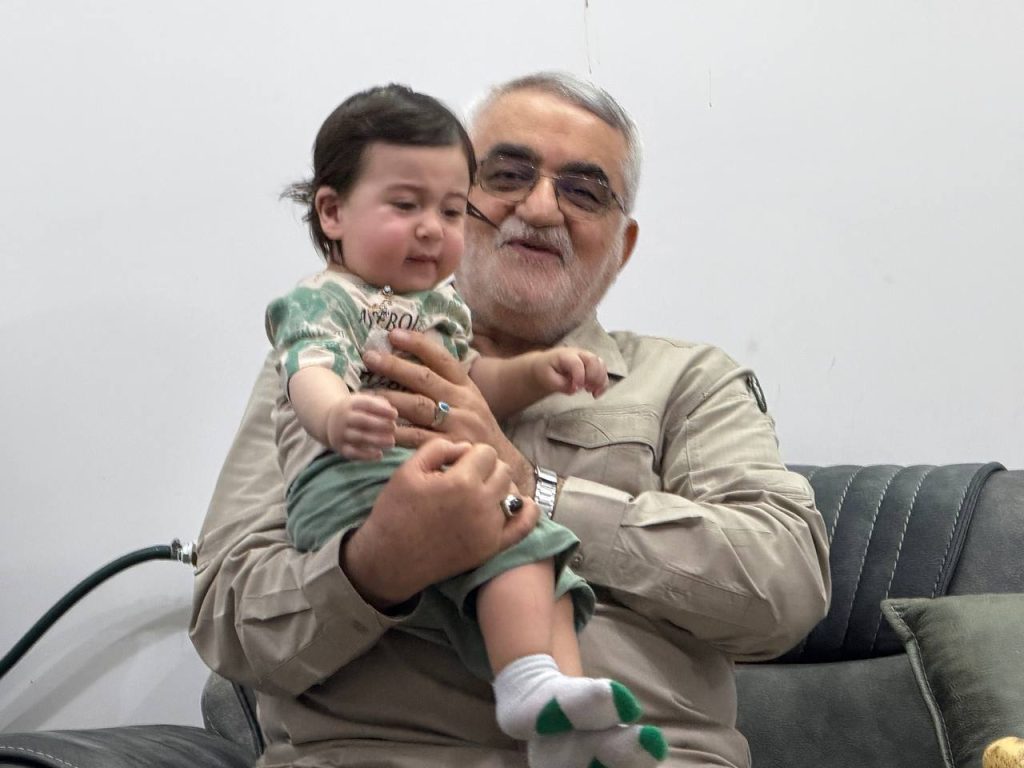 14050313 ShohadaRamezan Karimian 07 بروجردی با خانواده شهدای حمله تروریستی آمریکایی-صهیونی به لارستان دیدار کرد بروجردی با خانواده شهدای حمله تروریستی آمریکایی-صهیونی به لارستان دیدار کرد