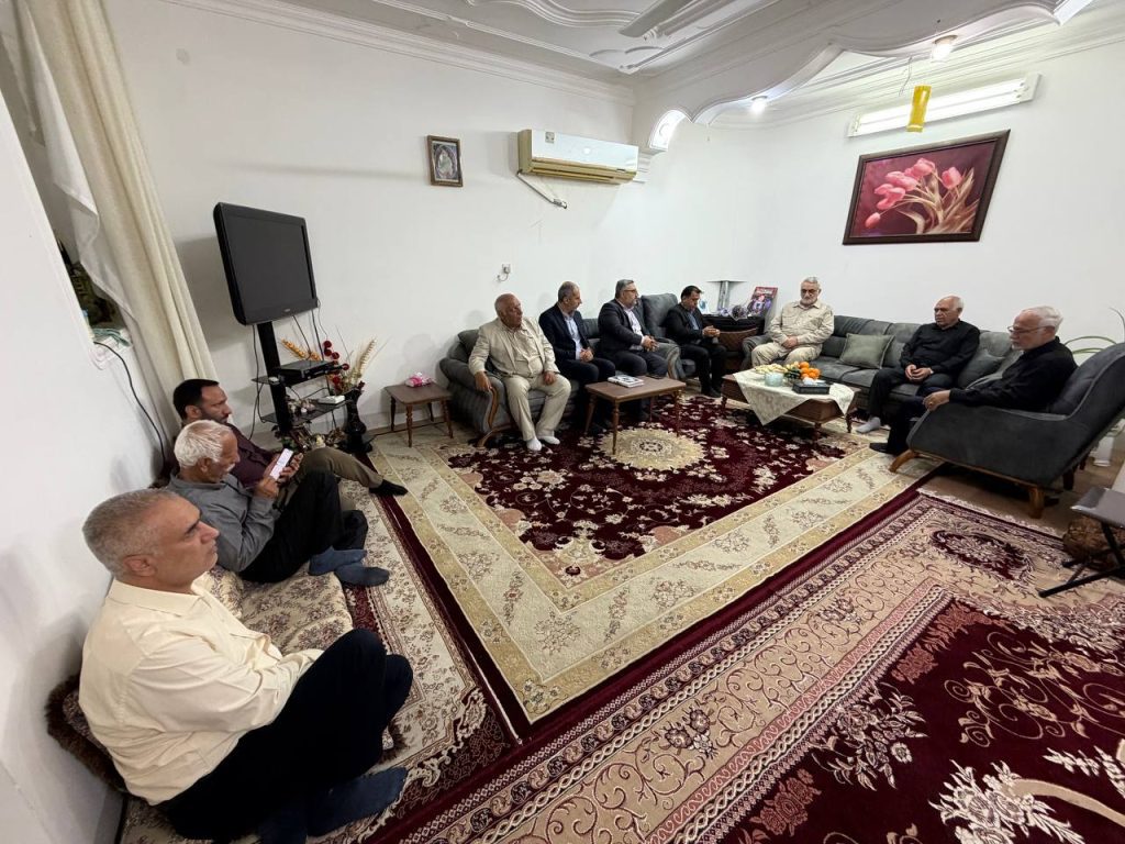 14050313 ShohadaRamezan Karimian 08 بروجردی با خانواده شهدای حمله تروریستی آمریکایی-صهیونی به لارستان دیدار کرد بروجردی با خانواده شهدای حمله تروریستی آمریکایی-صهیونی به لارستان دیدار کرد