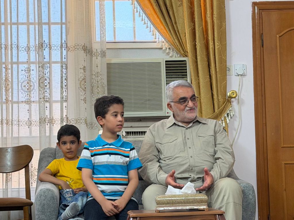 14050313 ShohadaRamezan NematPour 01 بروجردی با خانواده شهدای حمله تروریستی آمریکایی-صهیونی به لارستان دیدار کرد بروجردی با خانواده شهدای حمله تروریستی آمریکایی-صهیونی به لارستان دیدار کرد