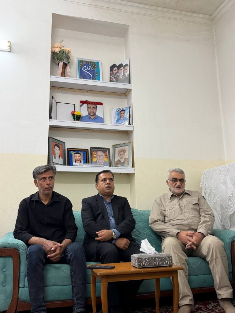 14050313 ShohadaRamezan NematPour 03 بروجردی با خانواده شهدای حمله تروریستی آمریکایی-صهیونی به لارستان دیدار کرد بروجردی با خانواده شهدای حمله تروریستی آمریکایی-صهیونی به لارستان دیدار کرد