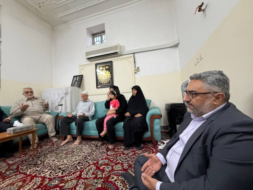 14050313 ShohadaRamezan NematPour 04 بروجردی با خانواده شهدای حمله تروریستی آمریکایی-صهیونی به لارستان دیدار کرد بروجردی با خانواده شهدای حمله تروریستی آمریکایی-صهیونی به لارستان دیدار کرد