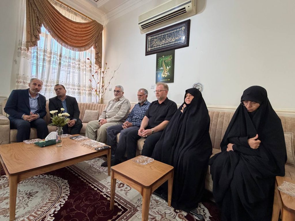 14050313 ShohadaRamezan Taghvaei 02 بروجردی با خانواده شهدای حمله تروریستی آمریکایی-صهیونی به لارستان دیدار کرد بروجردی با خانواده شهدای حمله تروریستی آمریکایی-صهیونی به لارستان دیدار کرد