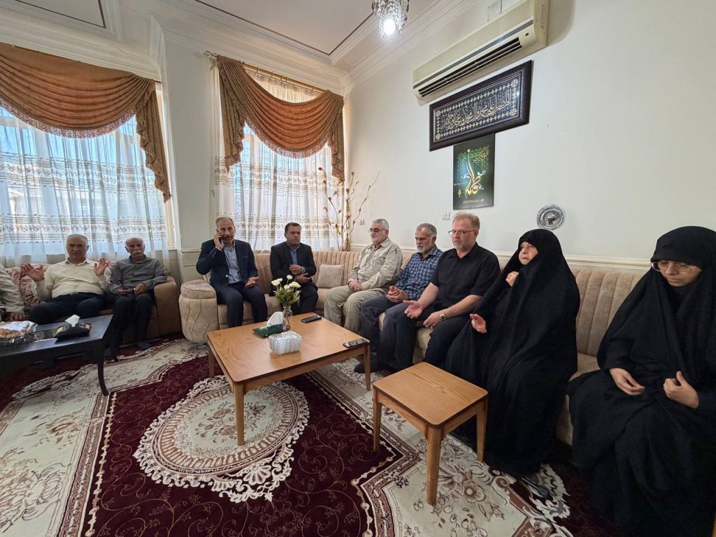 14050313 ShohadaRamezan Taghvaei 03 بروجردی با خانواده شهدای حمله تروریستی آمریکایی-صهیونی به لارستان دیدار کرد بروجردی با خانواده شهدای حمله تروریستی آمریکایی-صهیونی به لارستان دیدار کرد