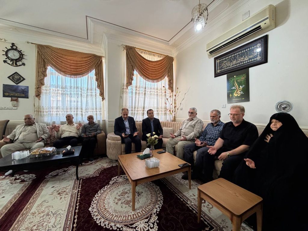 14050313 ShohadaRamezan Taghvaei 05 بروجردی با خانواده شهدای حمله تروریستی آمریکایی-صهیونی به لارستان دیدار کرد بروجردی با خانواده شهدای حمله تروریستی آمریکایی-صهیونی به لارستان دیدار کرد