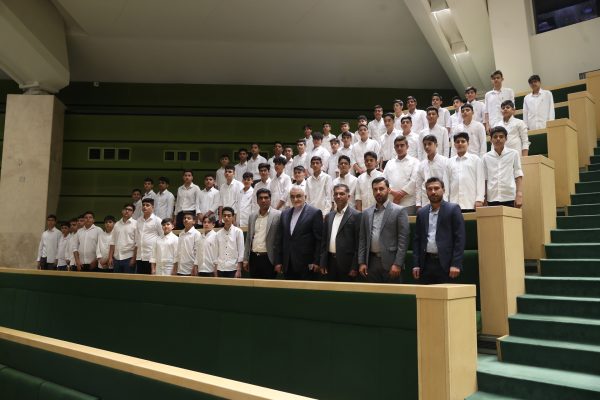 حضور دانش آموزان مدرسه نمونه دولتی فراست لارستان در مجلس شورای اسلامی به دعوت علاءالدین بروجردی
