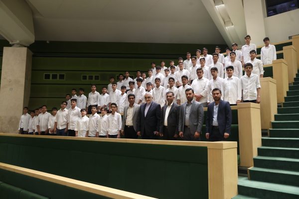 حضور دانش آموزان مدرسه نمونه دولتی فراست لارستان در مجلس شورای اسلامی به دعوت علاءالدین بروجردی