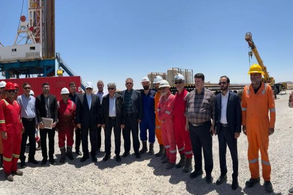بروجردی از میدان گازی تخته در خنج بازدید کرد