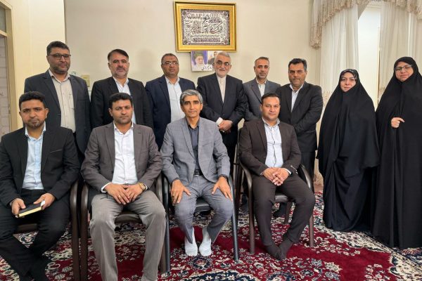 بروجردی در نشست با بخشداران 5 شهرستان جنوب فارس بر تقویت نقش اجرایی بخشداریها تأکید کرد