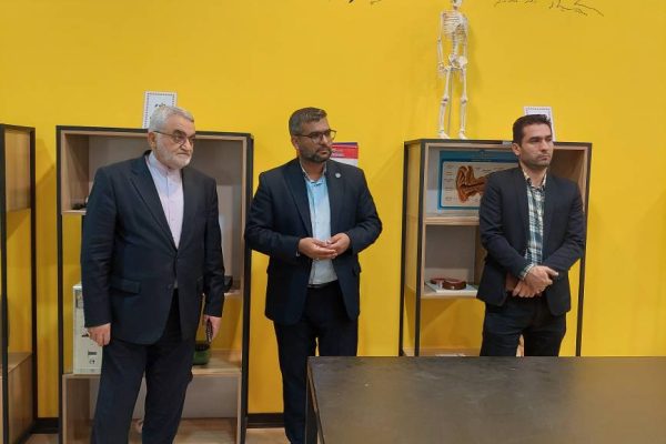 بازدید علاءالدین بروجردی از کتابخانه عمومی شهید رئیسی شیراز و دیدار با مدیرکل کتابخانههای عمومی فارس / افتتاح کتابخانههای لار و بنارویه در دهه فجر و دعوت از وزیر فرهنگ برای حضور در جنوب فارس