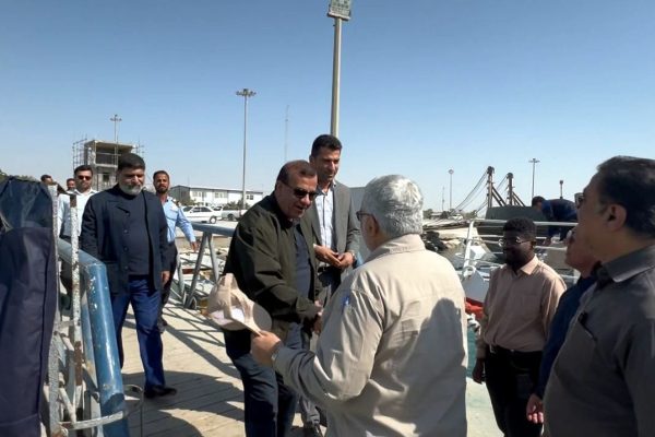 پیگیری مشکل بنزین صیادان در بازدید بروجردی از بندر چارک
